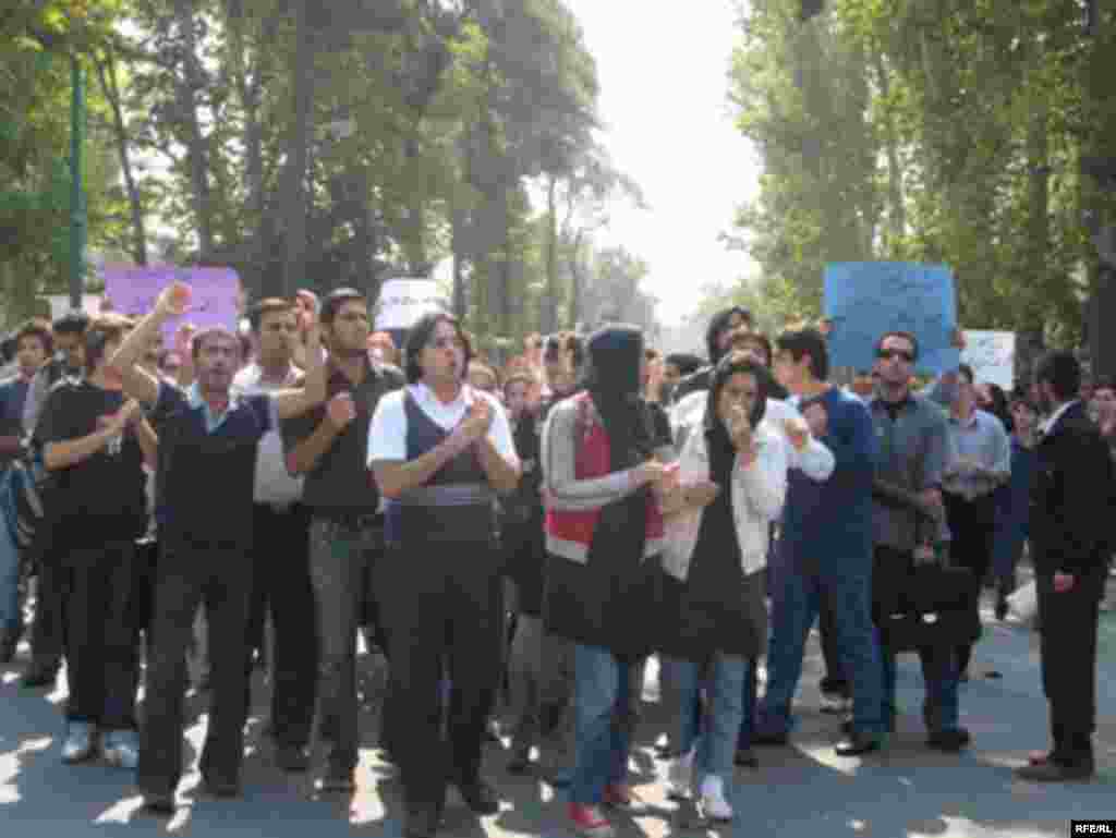Students chanted slogans against the president and his government, such as "Death to the dictator! Death to the dictator!"