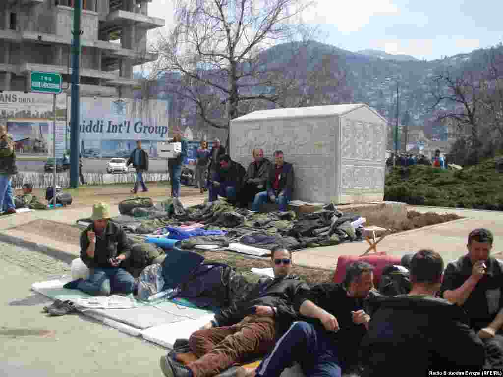 Protest penzionisanih pripadnika Oružanih snaga BiH ispred zgrade institucija BiH, Sarajevo, 24.3.2012., Foto: Dženana Halimović.