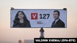Një bilbord me fotografinë e Vjosa Osmanit dhe Albin Kurtit, të cilët garuan në një listë të përbashkët për zgjedhjet e 14 shkurtit. 