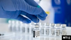 Oltáshoz készítik elő a német‒amerikai fejlesztésű Pfizer-BioNTech koronavírus elleni vakcinát a Jósa András Oktatókórházban kialakított oltóponton 2021. május 2-án
