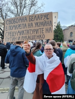 Андрей носи знамето на Беларус по време на демонстрация в България в подкрепа на Украйна.