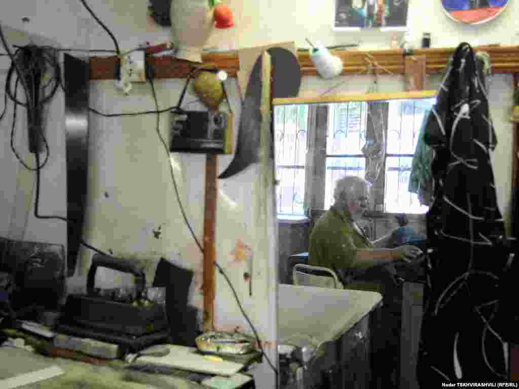 მესაათეები, მკერავები, მეწაღეები, გასაღების ხელოსნები - ისინი თბილისის ყველა უბანში არიან და ყველამ იცის მათი პატარა, უმეტესად, სარდაფებსა და ჩიხებში ”დამალული” ოთახების მისამართები...