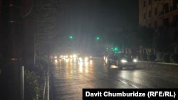 Жарық өшіп, қараңғылық басқан Тбилиси көшесі. 23 шілде, 2026 жыл.