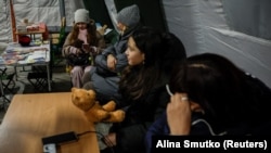 Жители Киева в одном из пунктов обогрева, открытых в городе, 12 января 2026 года