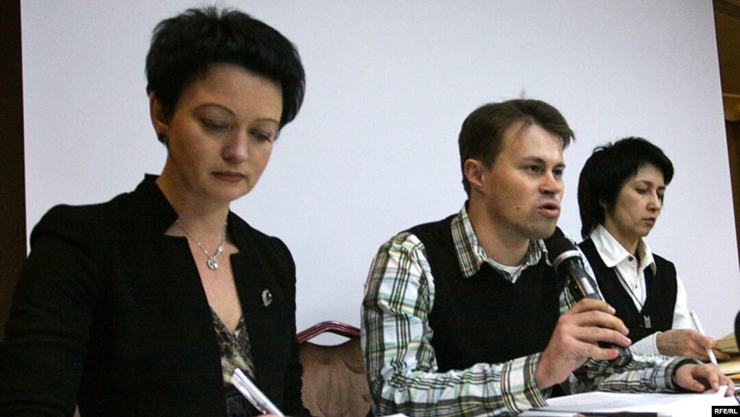 Алена Танкачова (зьлева).