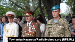Ветерани Другої світової поряд із бійцями нинішньої війни з Росією відзначили День пам'яті та примирення, Запоріжжя, 8 травня 2017 року