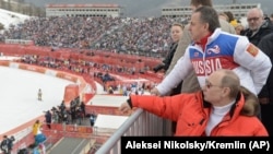 Владимир Путин наблюдает за соревнованиями на Олимпиаде в Сочи (архивное фото)