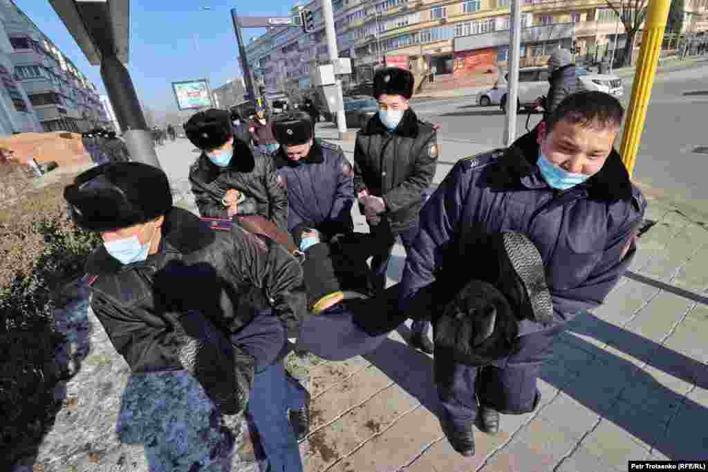 Мәжіліс сайлауы күні Алматыдағы Республика алаңында полиция 30-дан астам адамды ұстады.&nbsp;