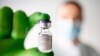 Një punëtor shëndetësor në Gjermani mban në dorë një shishe të vaksinës Pfizer/BioNTech kundër koronavirusit.