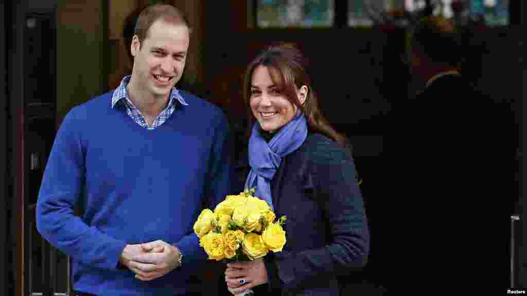 Prințul William părăseşte spitalul &quot;King Edward VII&quot; din Londra, &icirc;mpreună cu soția sa, Catherine, Ducesa de Cambridge. Catherine, care este &icirc;nsărcinată, a primit, timp de patru zile, un tratament pentru sindromul vomitiv acut de dimineaţă. (Reuters / Andrew Victorie)