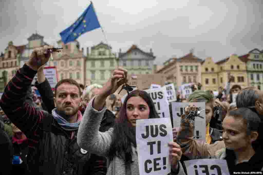 Протестувальники на Староміській площі у Празі. Люди символічно, як під час Оксамитової революції у 1989 році, дзвенять ключами. За підрахунками організаторів, на Староміську площу прийшло близько 15 тисяч людей