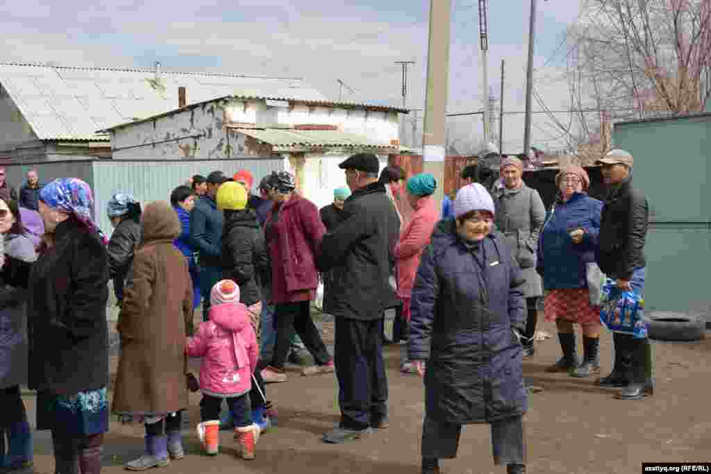 18 апреля в Махамбет прибыл аким Актюбинской области Бердыбек Сапарбаев, встретился с жителями пострадавшего из-за паводка села. Сельчане окружили акима, задавая ему вопросы о помощи и компенсации.