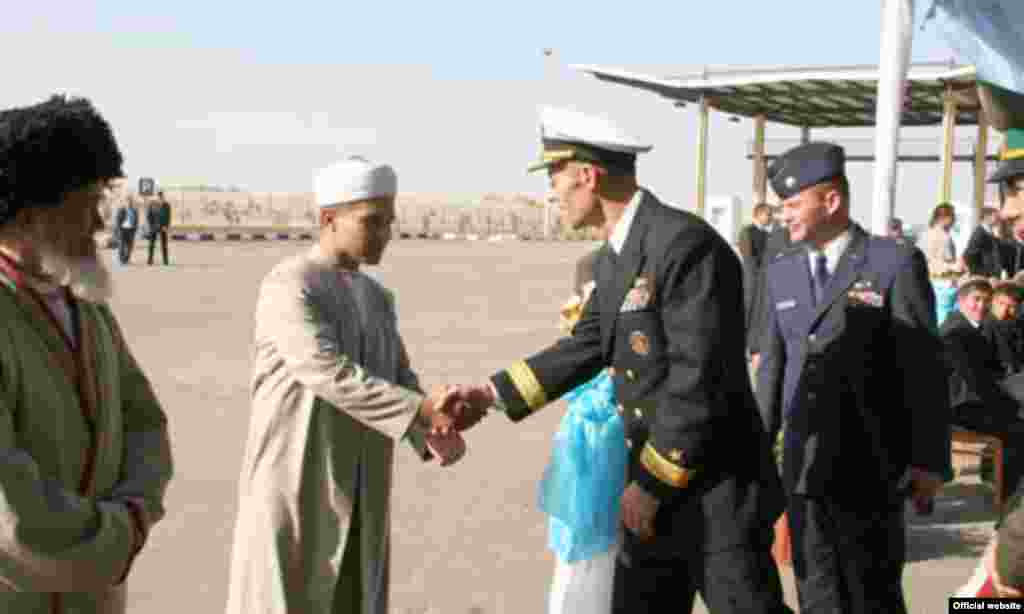 Kontr-admiral Franken Türkmenabadyň ýaşulylaryna dabara gelip gatnaşandyklary üçin minnetdarlyk bildirýär 