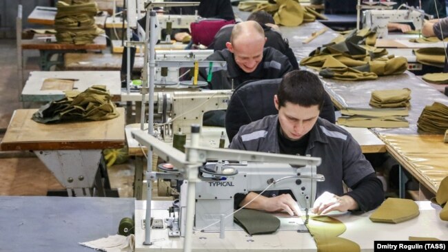 Осужденные одной из колоний в Волгограде работают на швейном производстве