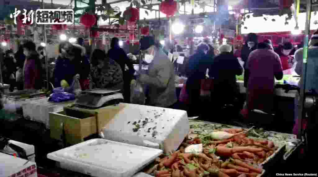 Ринки міста теж переповнені, люди запасаються продуктами