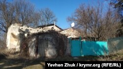 В полуразрушенных домиках кто-то живет
