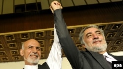 Избранный президент Афганистана Ашраф Гани (слева) и его соперник по выборной гонке Абдулла Абдулла.