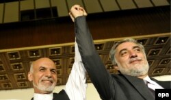 Ауғанстан президенті сайлауына түскен кандидаттар - Ашраф Ғани (сол жақта) мен Абдулла Абдулла бір-бірінің қолын көтеріп тұр. Кабул, 12 шілде 2014 жыл.