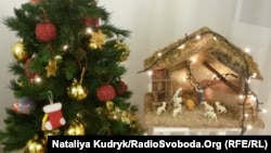 Ялинка і різдвяний вертеп в італійській оселі
