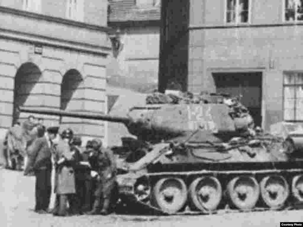 Лейтенант Иван Гончаренко мінген танк Праганы азат еткен ұрыстан соң біраз зақымданып қалды. 9 мамыр 1945 ж. 