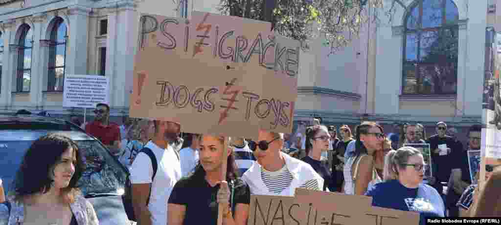 Psi nisu igračke&#39;, jedna je od poruka sa protesta u Sarajevu, 28. septembra.