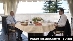 Orsýetiň prezidenti Wladimir Putin (ç) we Türkmenistanyň prezidenti Gurbanguly Berdimuhamedow (s), Soçi, 15-nji awgust, 2018