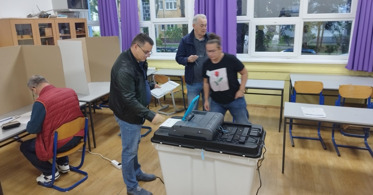 Bosnians Vote In Elections Pitting Pro-Western Against Nationalist Forces