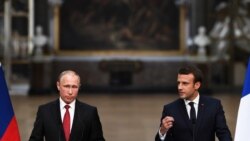 Емманюель Макрон (праворуч) і Володимир Путін у Версалі під Парижем, Франція, 29 травня 2017 року