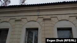 рещины на левом боковом фасаде
