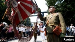 Pamje nga ceremonia në hyrje të tempullit Yasukuni në Japoni 