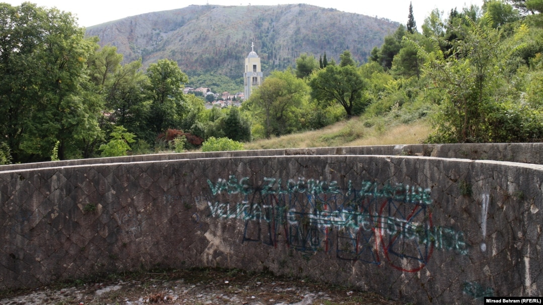 Grafit protiv antifašista na Partizanskom groblju u Mostaru