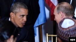 Amerikan prezidenti Barak Obama (çepde) we ors prezidenti Wladimir Putin. 28-nji sentýabr, 2015 ý.