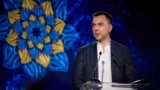 Алексей Арестович в тот период, когда он играл за команду Зеленского