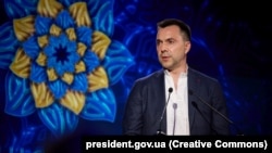 Олексій Арестович наразі не коментував публічно дані про відкриття провадження проти себе