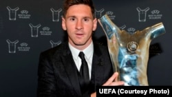 Лионель Месси с наградой УЕФА как лучший футболист Европы.