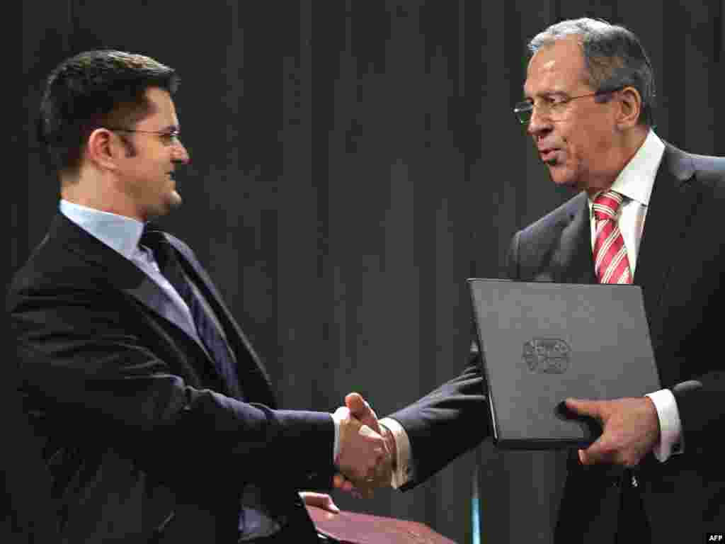 Rusija - Srbija - U Moskvi su se prošlog tjedna sastali ministri spoljnih poslova Rusije i Srbije,Sergei Lavrov i  Vuk Jeremić . Tema je bila dotok gasa u Srbiju i moguće olakšice viznog režima izmedju ove dvije zemlje.