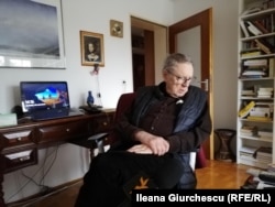Gelu Ionescu a lucrat timp de 10 ani cu Monica Lovinescu și Virgil Ierunca la emisiunea Actualitatea culturală românească de la Radio Europa Liberă.