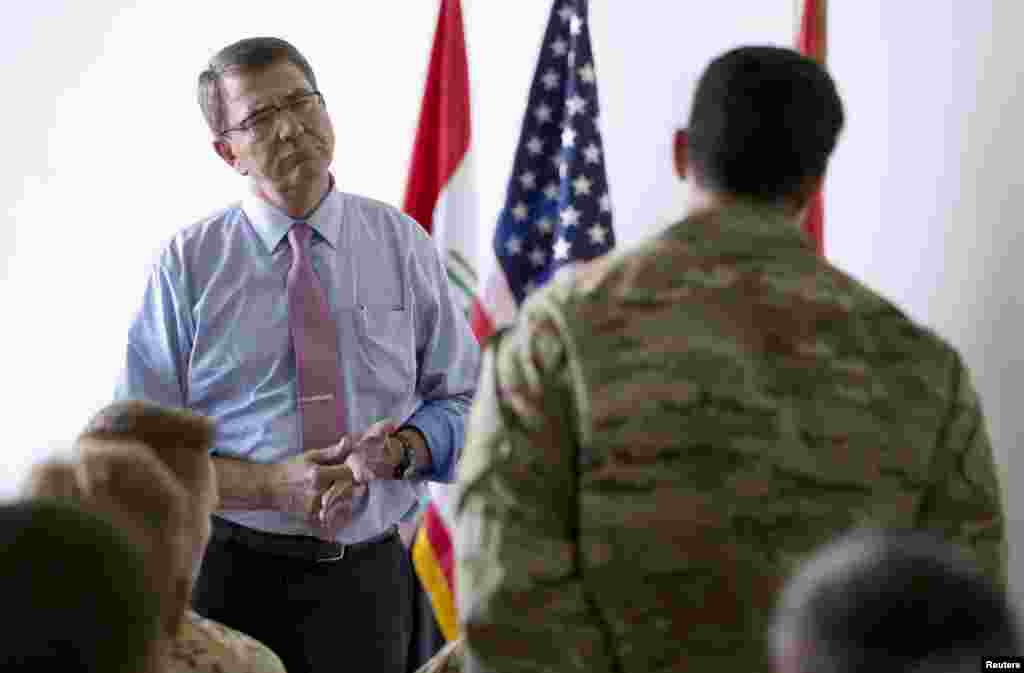 ABŞ-ın müdafiə naziri Ash Carter İraqdakı Erbil hava limanında hərbçinin suallarını dinləyir. REUTERS/Carolyn Kaster/Pool
