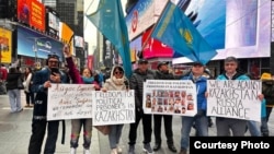 Нью-Йоркте бір топ қазақ саяси тұтқындарды босатуды талап етті. АҚШ, 6 желтоқсан 2025 жыл.