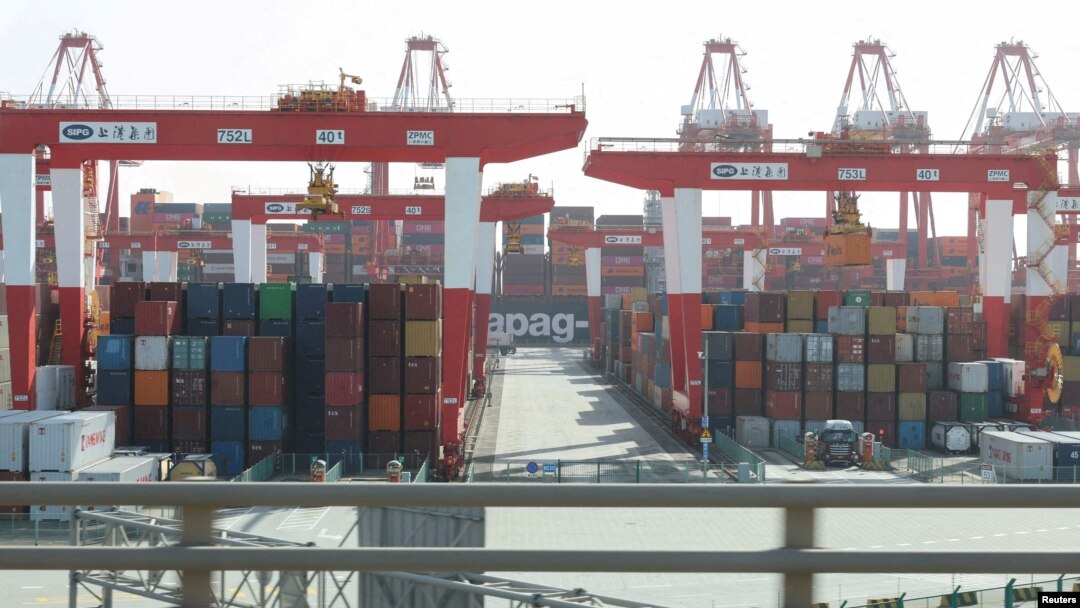 Macarale de mărfuri în portul Yangshan Port din Shanghai (imagine de arhivă).