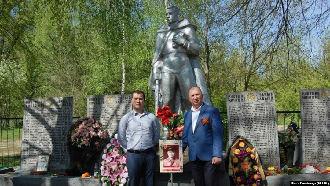 Братская могила в селе Пруды, куда в 1978 году перезахоронили останки Мирода Нанба