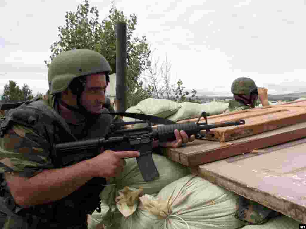 Грузинские военные на дороге в село Никози, 5 августа 2008 года