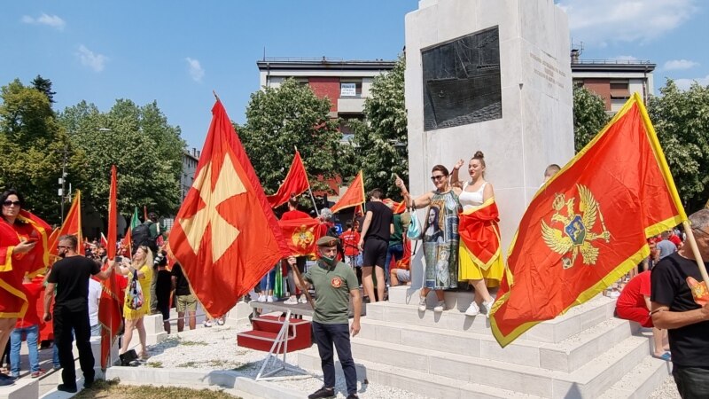 Crnogorske i komitske zastave na cetinjskom protestu