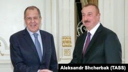 Azərbaycan prezidenti İlham Əliyev (sağda) və Rusiya xarici işlər naziri Sergey Lavrov (Arxiv fotosu)