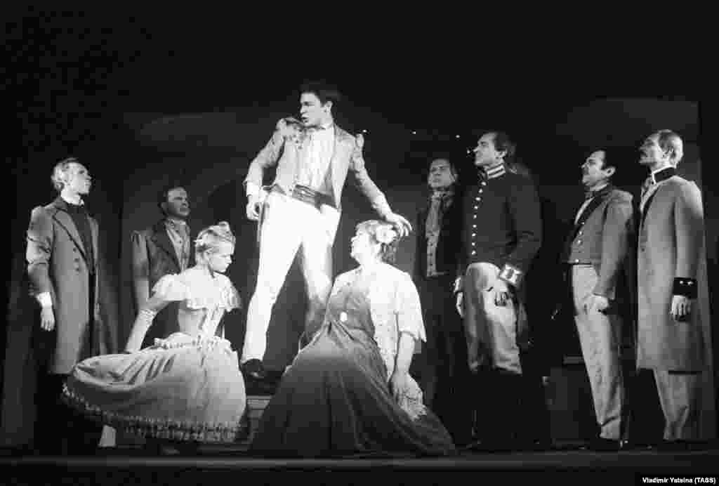 Сцена из спектакля "Ревизор" на сцене театра "Современник". Галина Волчек &ndash; в центре. 1983 год.&nbsp;Фото: Владимир Яцина (Фотохроника ТАСС)