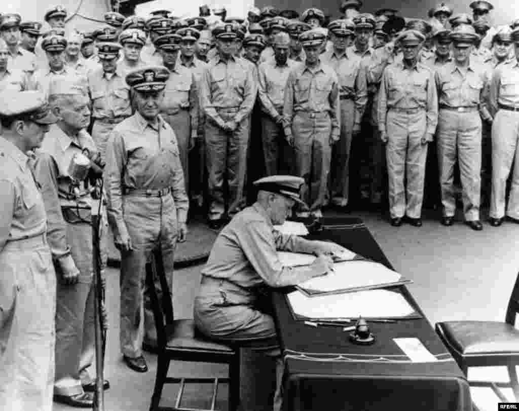2 сентября 1945 года на борту американского линкора &laquo;Миссури&raquo; в Токийском заливе произошло официальное подписание документа о капитуляции Японии.