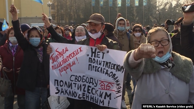 Около 300 человек приняли участие в санкционированном митинге 31 октября в Алматы с требованием политических реформ и прекращения политически мотивированных преследований.
