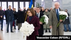 Conducerea țării - președinta Maia Sandu, spicherul Igor Grosu și premierul Alexandru Munteanu - au venit să aducă un ultim omagiu lui Ilie Ilașcu.