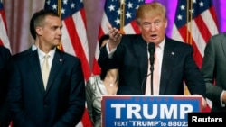 Претендент в кандидаты на пост президента США от Республиканской партии Дональд Трамп (справа) и руководитель его предвыборного штаба Кори Левандовски. Палм-Бич, 15 марта 2016 года.