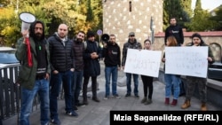 Активисты пришли сегодня к тбилисскому офису «Грузинской мечты», где проходят консультации по конституционным изменениям